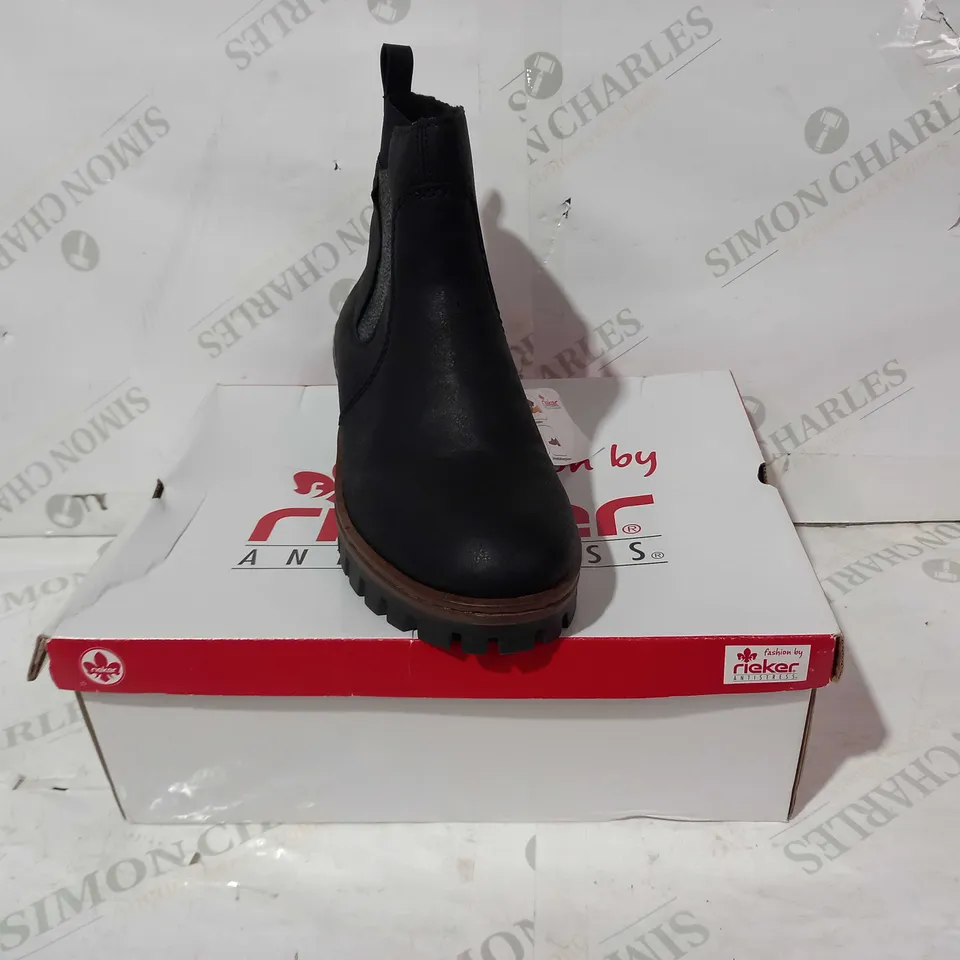 BOXED PAIR OF RIEKER WARMFUTTER FLEECE LINED ANKLE BOOTS IN BLACK EU SIZE 39