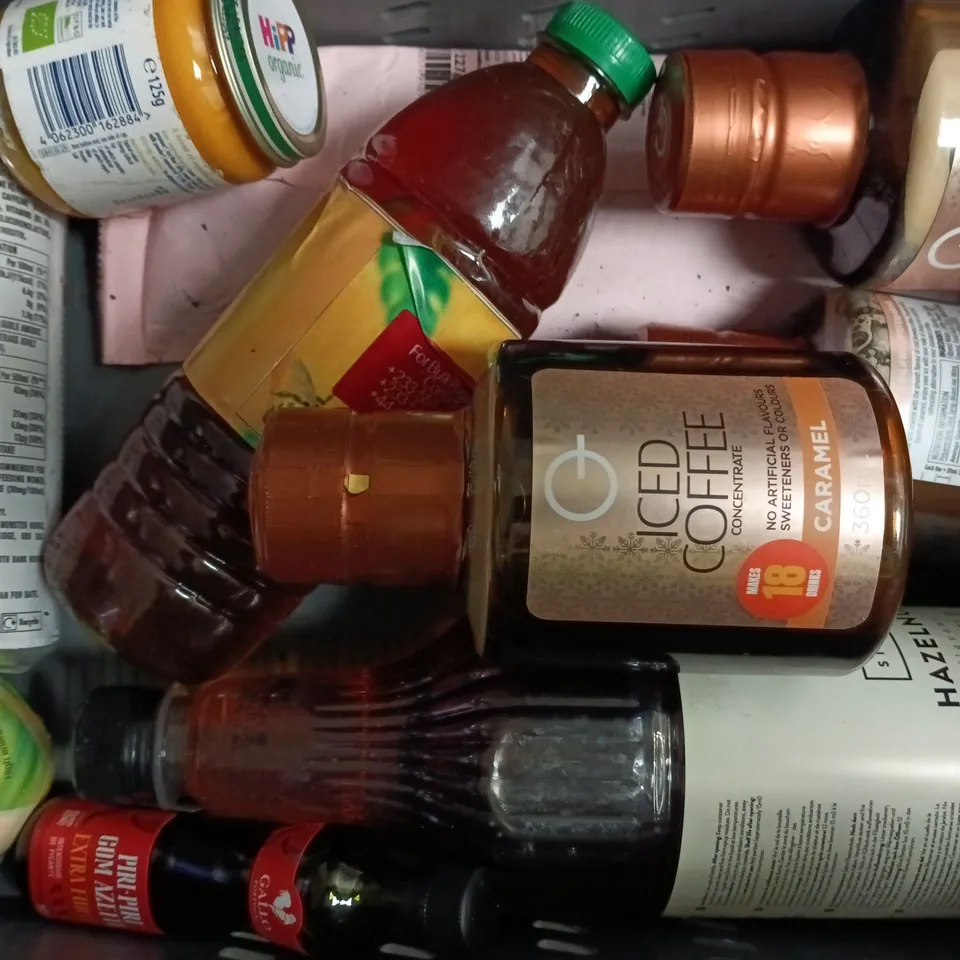 APPROXIMATELY 12 ASSORTED FOOD AND DRINK ITEMS TO INCLUDE PAPRIKA CHILI PEPPERS, CHICKEN GRAVY, ETC