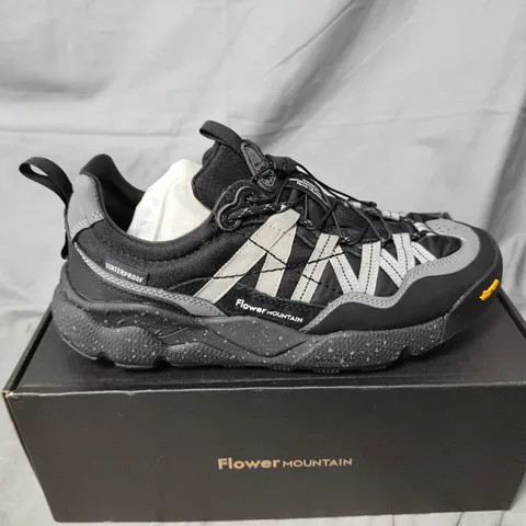BOXED PAIR OF FLOWER MOUNTAIN IWANO 2 TRAINERS IN ANTHRACITE - UK 6