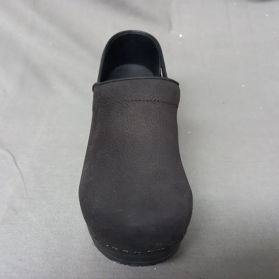BOXED PAIR OF SANITA SLIP-ON SHOES IN BLACK EU SIZE 39