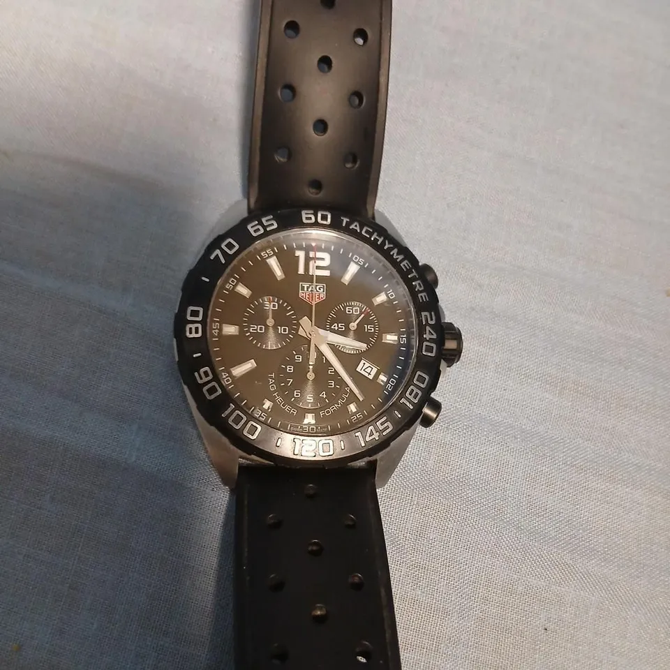 TAG HEUER FORMULA 1 CHRONOGRAPH WATCH – BLACK DIAL, PERFORATED RUBBER STRAP