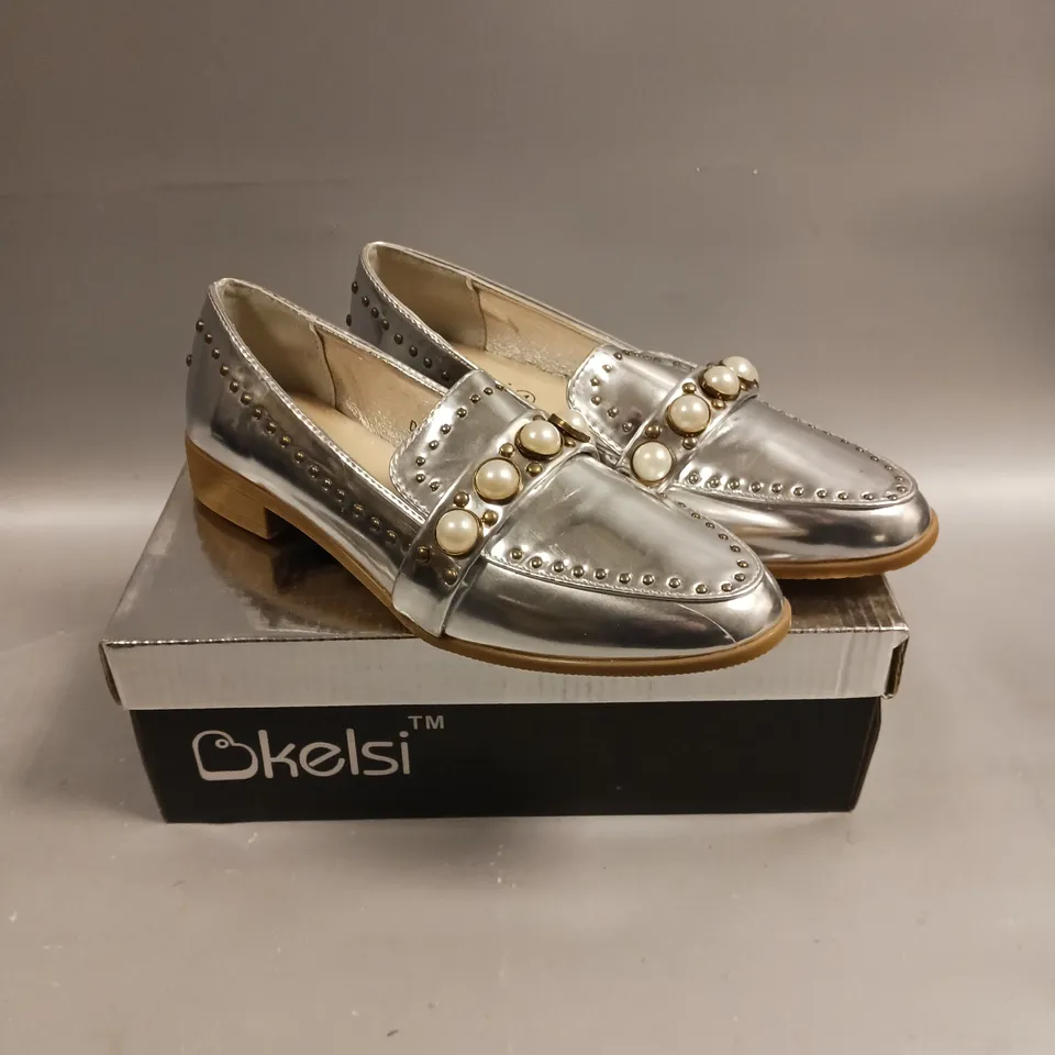 BOXED PAIR OF BKELSI DL86 SLIPS ON SHOES IN SILVER - 4