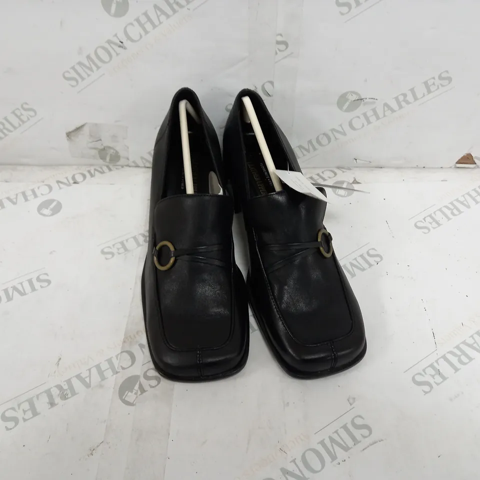 5 PAIRS OF FLORENCE+FRED BLOCK HEEL DRESS SHOES IN BLACK TO INCLUDE SIZES 4, 6