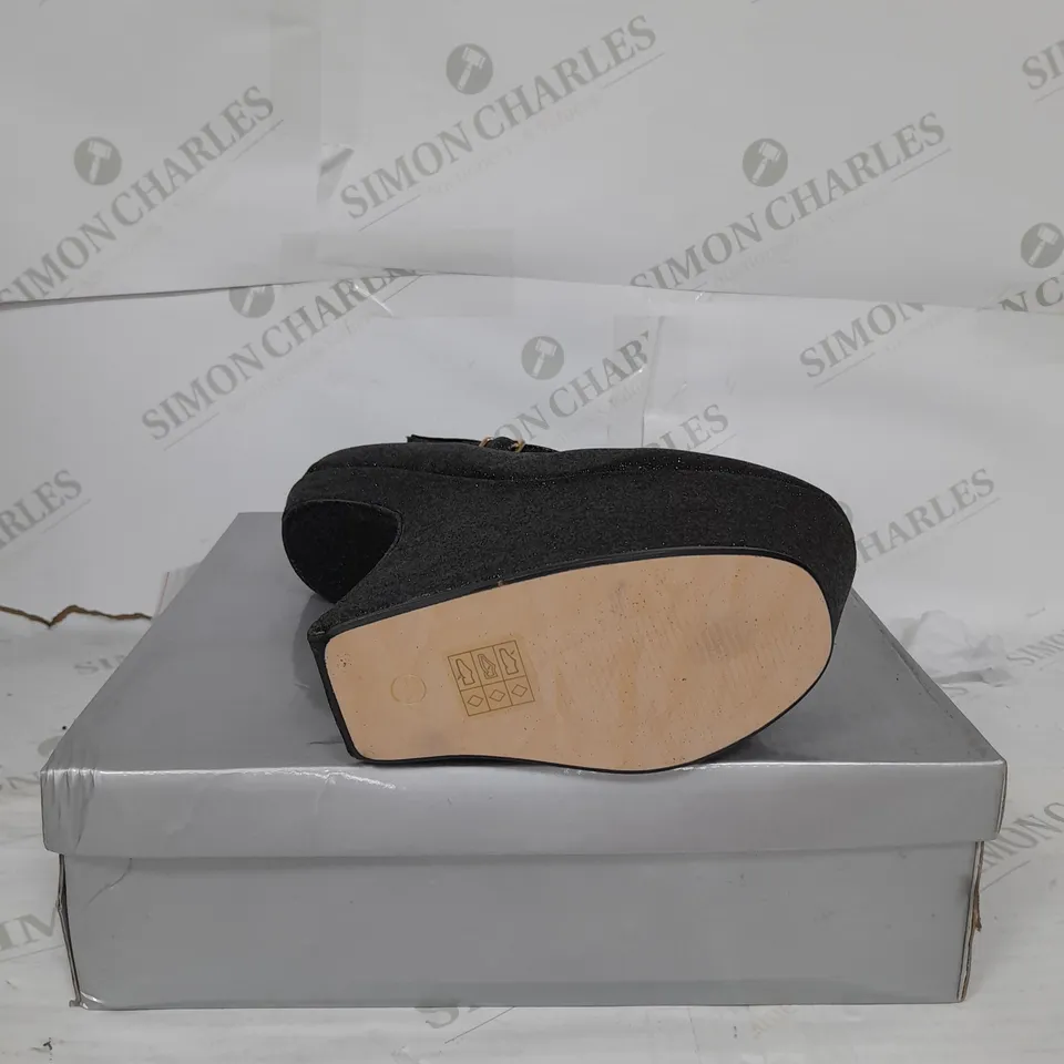 BOXED PAIR OF CASANDRA PLATFORM STRAP SHOE IN BLACK GLITTER SIZE 5