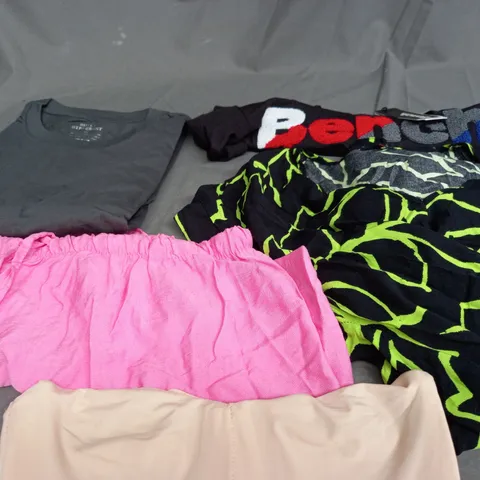 BOX OF APPROXIMATELY 25 ASSORTED CLOTHING ITEMS TO INCLUDE - T-SHIRT , SHORTS , TOP ETC