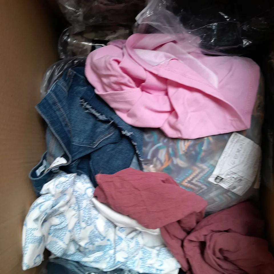 BOX OF APPROXIMATELY 25 ASSORTED CLOTHING ITEMS TO INCLUDE - TOPS, JACKET, SHORTS ETC