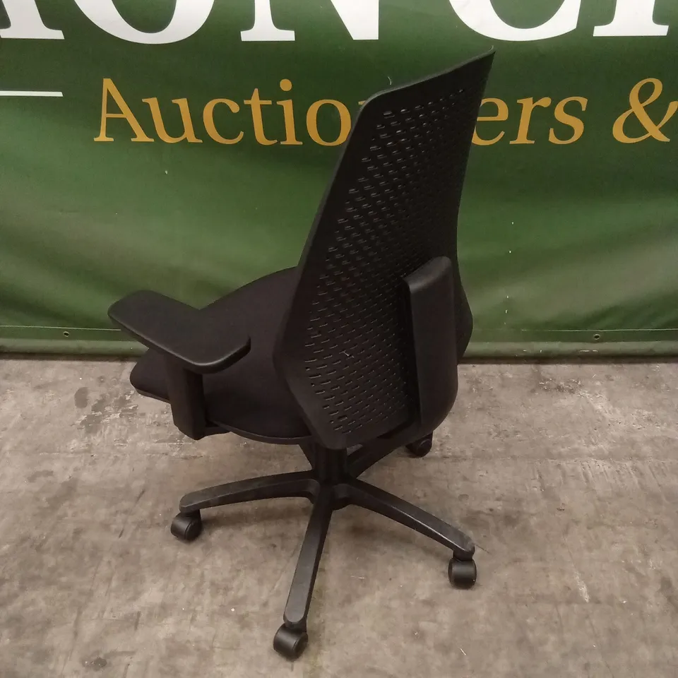 OFFICE CHAIR WITH PLASTIC BACK - BLACK
