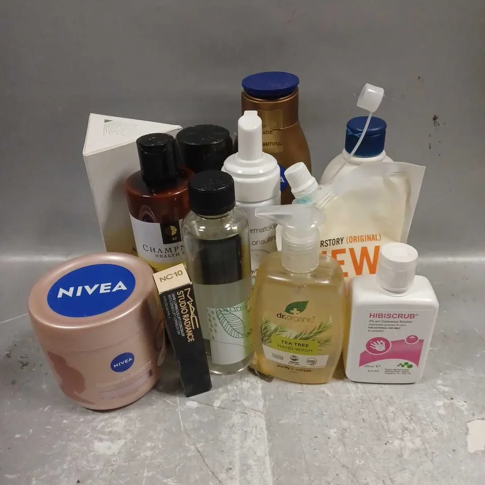 APPROXIMATELY 20 ASSORTED COSMETIC PRODUCTS INCLUDE - AVEENO BODY WASH - HAIRSTORY NEW WASH - MAC CONCEALER IN NC10 - ETC