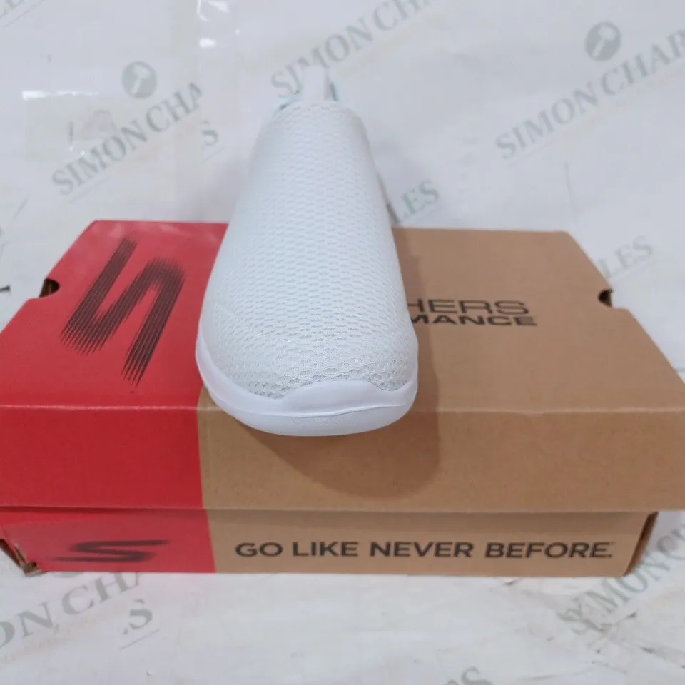 BOXED PAIR OF SKECHERS GO WALK SLIP-ON SHOES IN WHITE UK SIZE 6