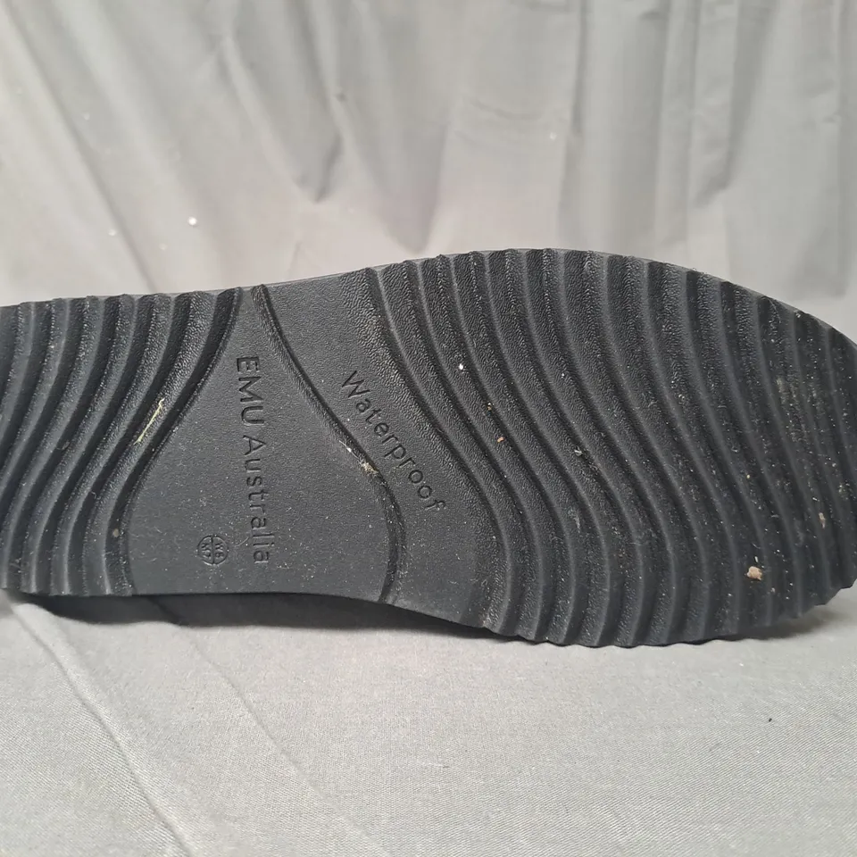 BOXED PAIR OF EMU AUSTRALIA MOONTA BOOTS IN BLACK SIZE 6