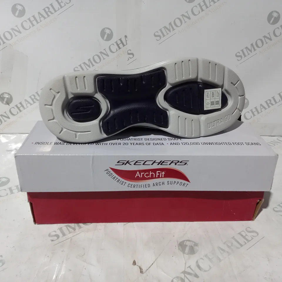 BOXED PAIR OF SKECHERS GOWALK ARCH FIT ICONIC SLIP ON TRAINERS IN PURPLE UK SIZE 4