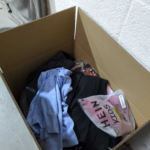 BOX OF APPROXIMATLEY 25 ASSORTED CLOTHING  – LIGHT-BLUE FLEECE TOP + GRAFFITI-PATTERN GARMENT