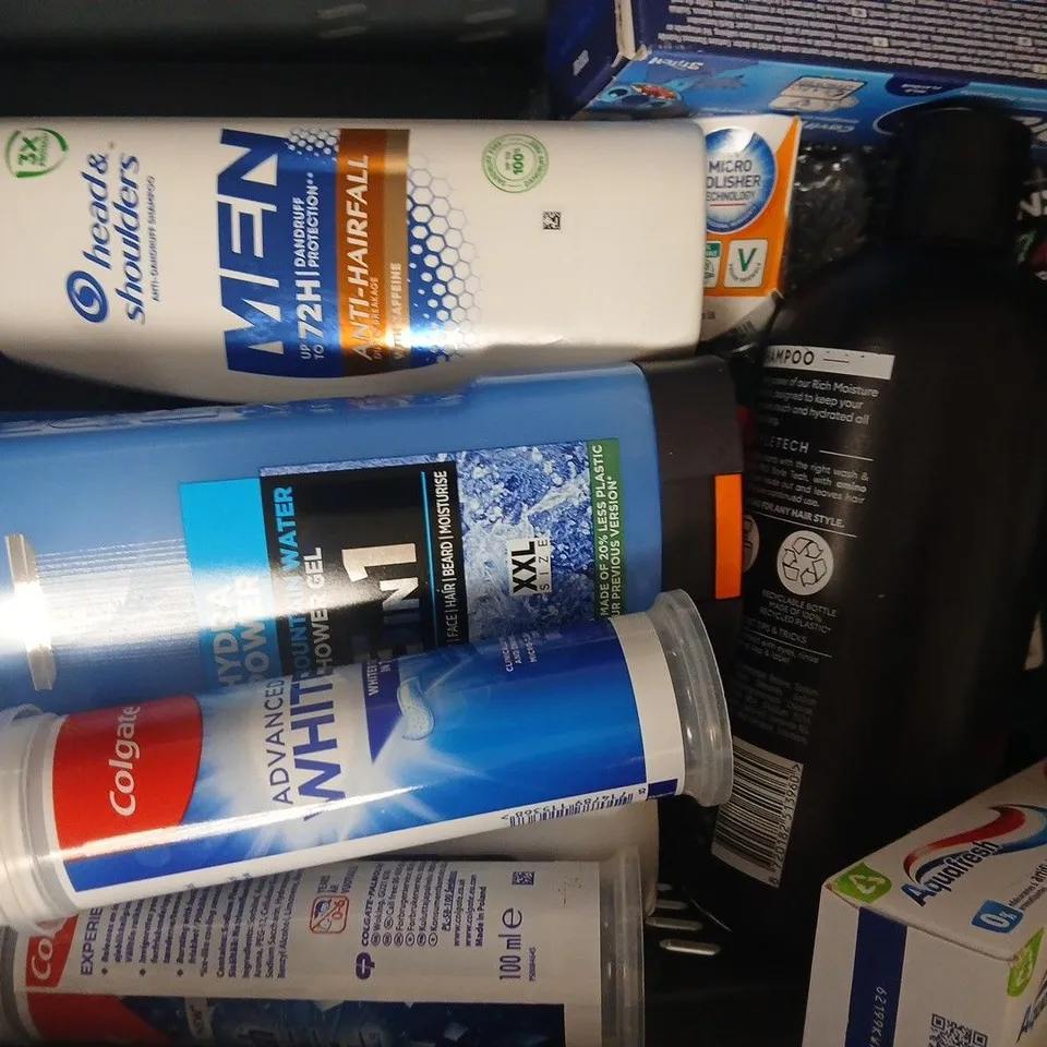 APPROXIMATELY 12 ASSORTED COSMETIC ITEMS INCLUDING VARIOUS MAKES AND BRANDS - COLLECTION ONLY