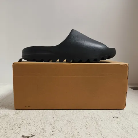 BOXED PAIR OF ADIDAS YZY SLIDES IN BLACK SIZE UK 11.5