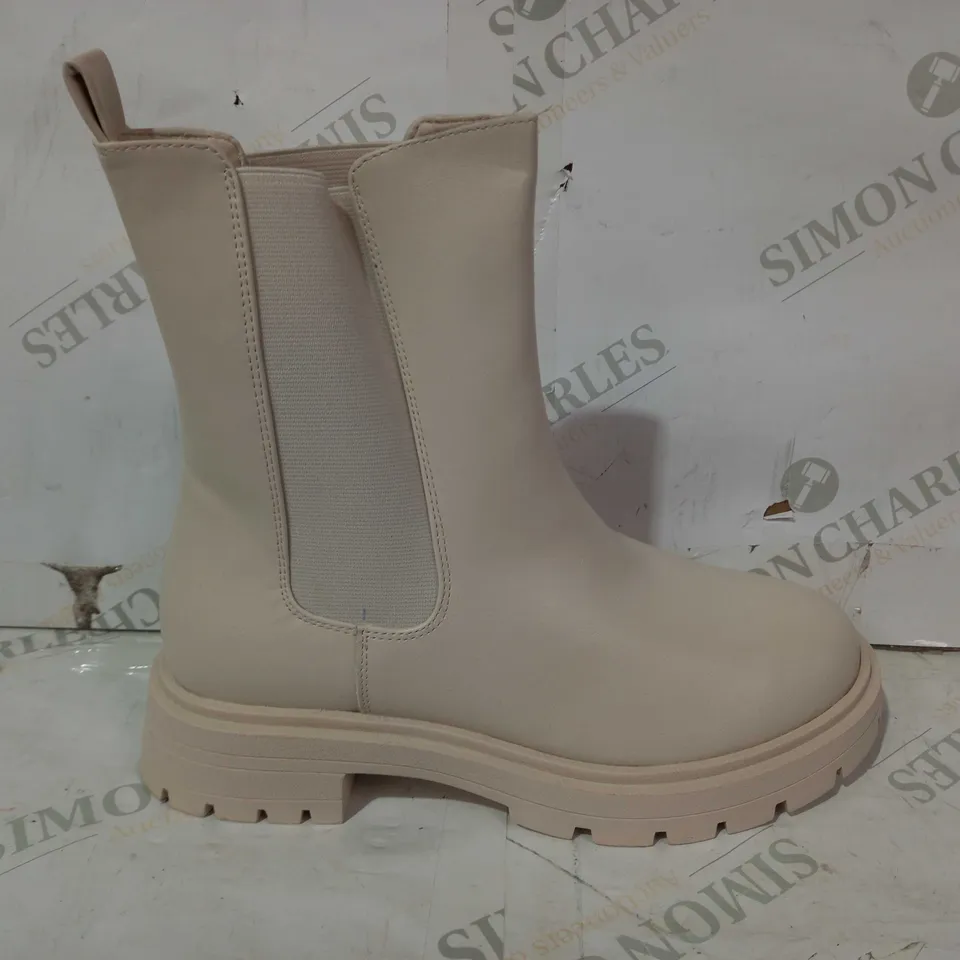 BOXED PAIR OF PRETTY LITTLE THING WIDE FIT SHOES IN CREAM SIZE 6