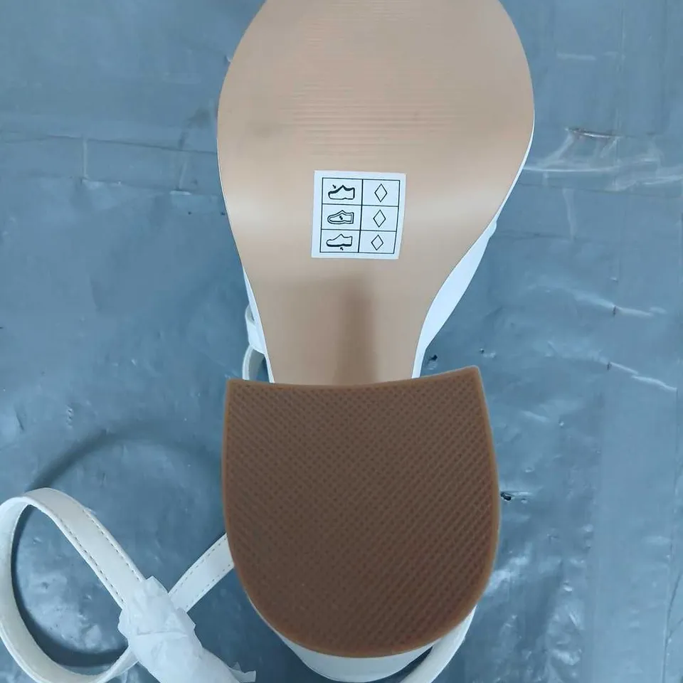 KOI WOMEN'S WHITE PLATFORM SANDALS WITH ANKLE STRAP 