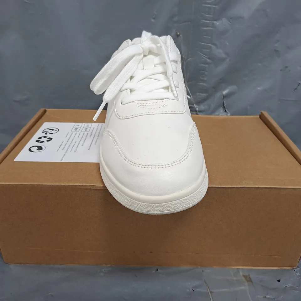 BOXED PAIR OF UNBRANDED SHOES IN WHITE SIZE UK 7