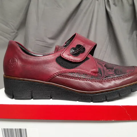 BOXED PAIR OF RIEKER SHOES W. BUTTON IN RED WINE SIZE 7.5