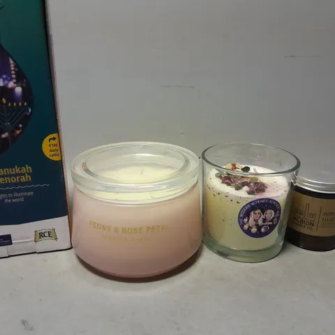 APPROXIMATELY 7 ASSORTED ITEMS TO INCLUDE - WINTER HUG , 8 ;LIGHTS TO ILLUMINATE THE WORLD , SCENTED CANDLE ETC