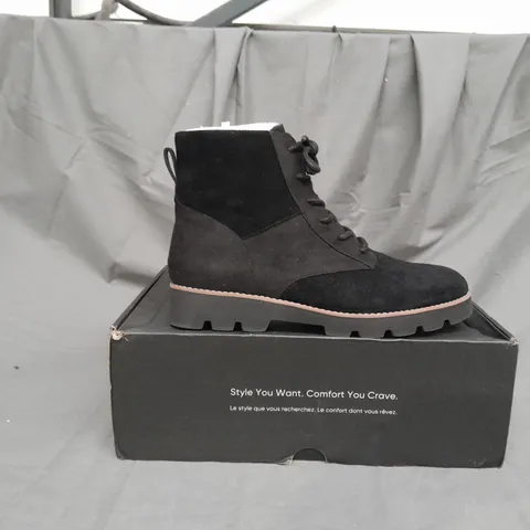 BOXED PAIR OF VIONIC LARSON LACE UP BOOTS IN BLACK SIZE 6