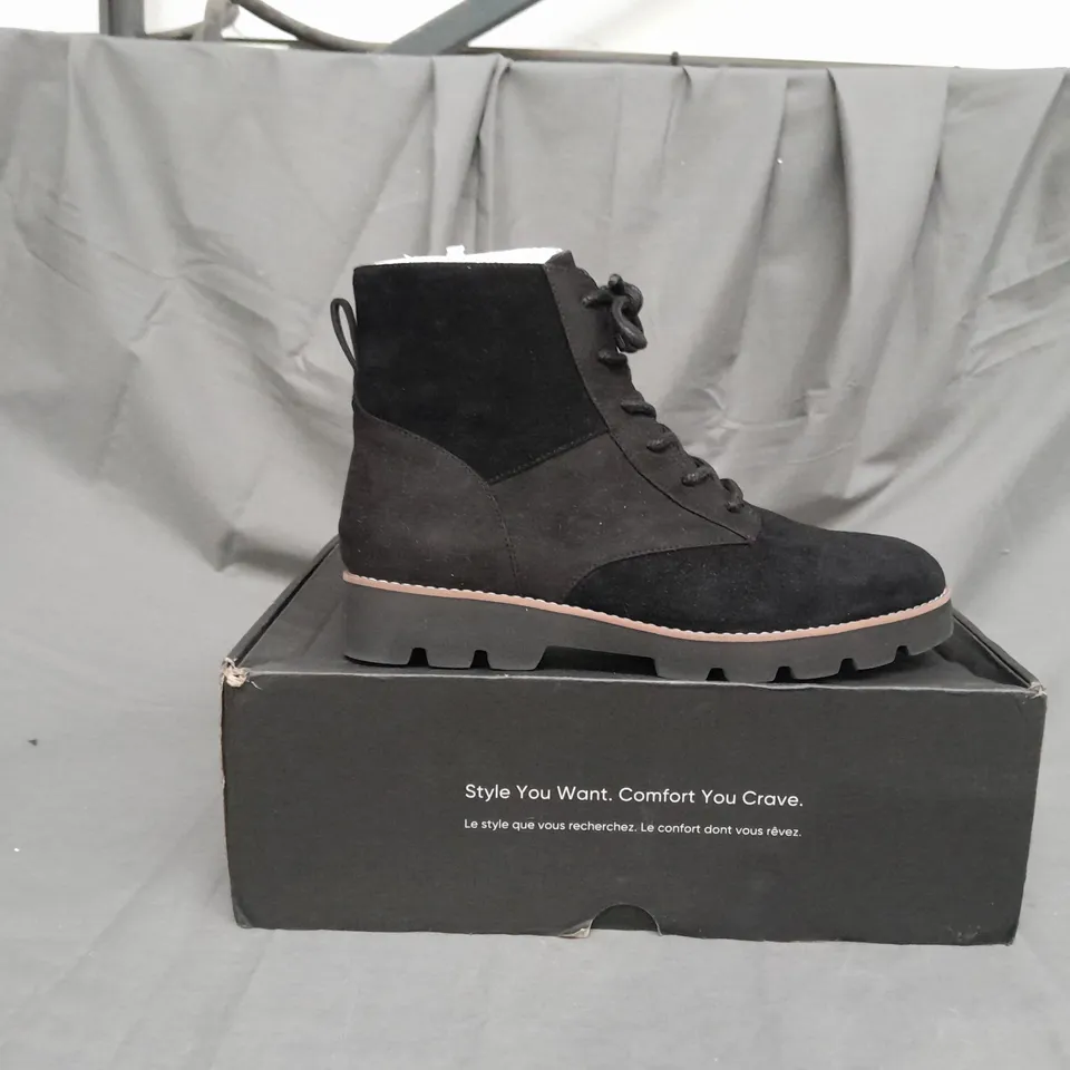 BOXED PAIR OF VIONIC LARSON LACE UP BOOTS IN BLACK SIZE 6