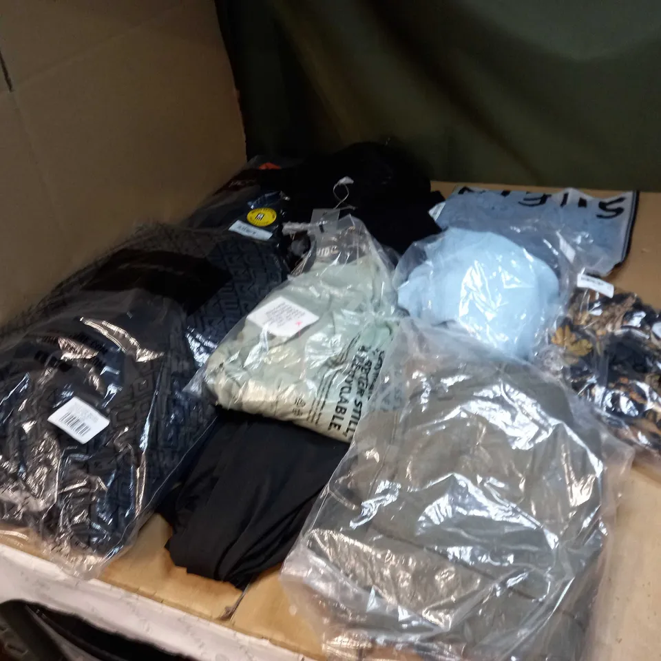 LOT OF APPROX 20 ASSORTED CLOTHING ITEMS TO INCLUDE JUMPERS, SOCKS AND T-SHIRTS