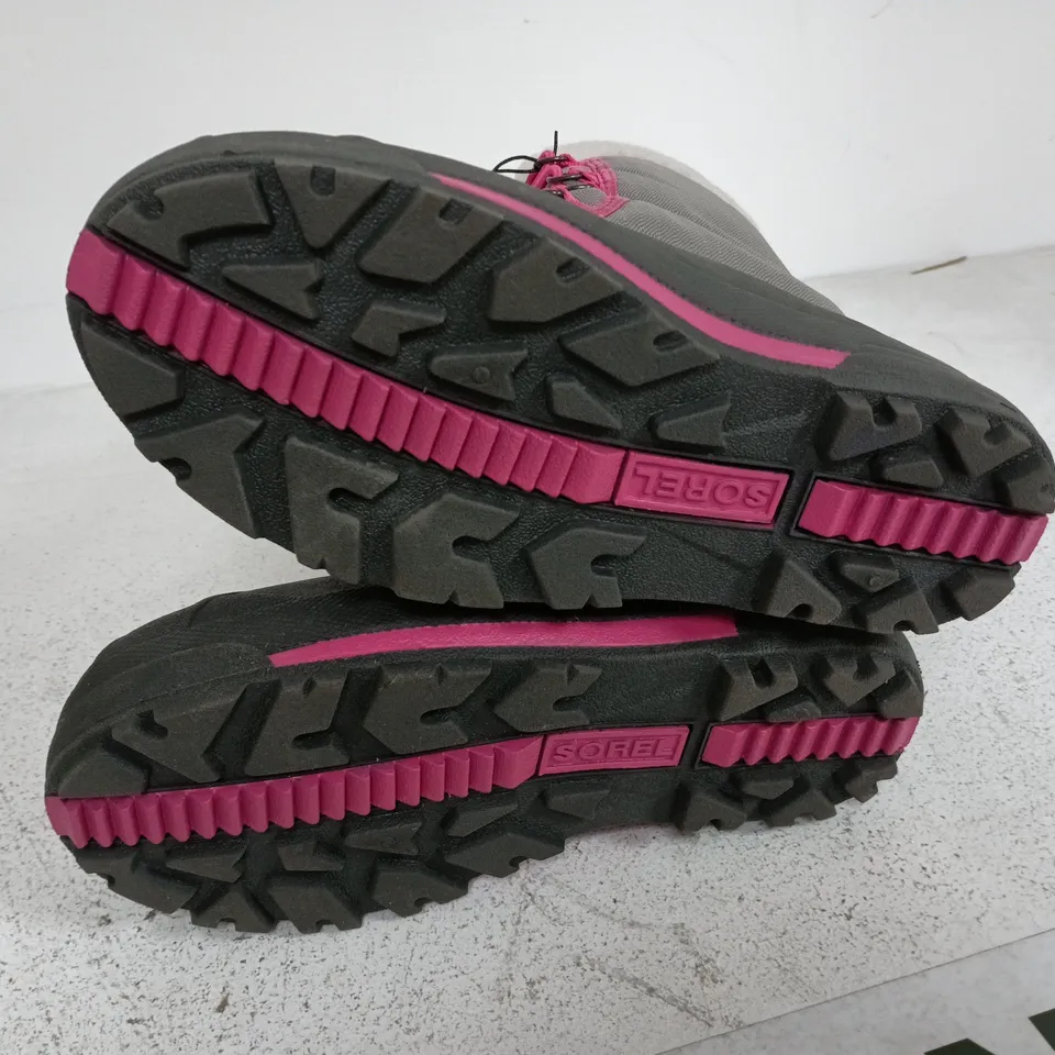 BOXED PAIR OF SOREL YOUTH CUMBERLAND 2 BOOTS IN LIGHT GREY/PINK - UK 5.5
