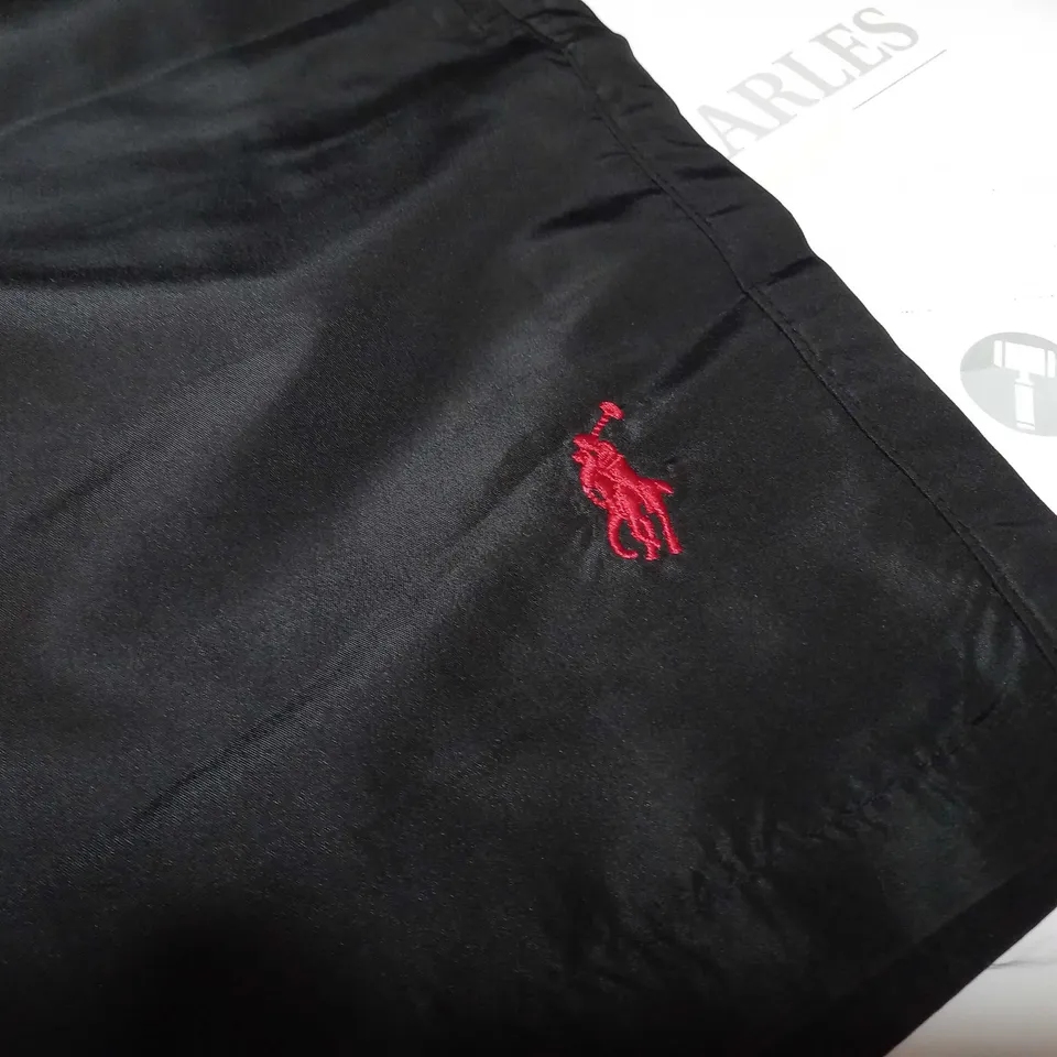 POLO RALPH LAUREN EMBROIDED LOGO SHORTS IN BLACK/RED - MEDIUM