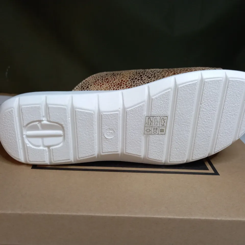 BOXED PAIR OF CUSHION WALK STRAPPY SANDALS IN GOLD - 5