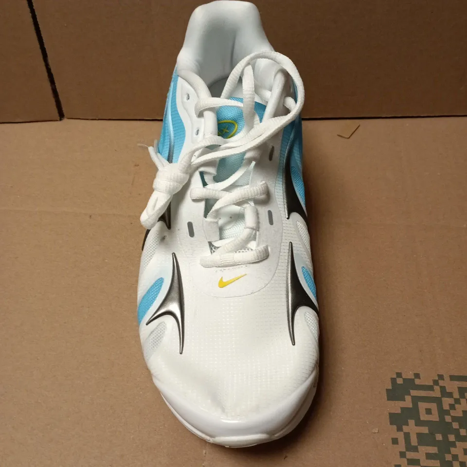 UNBOXED PAIR OF NIKE AIRMAX DN TRAINERS IN WHITE/BLUE - UK 7.5