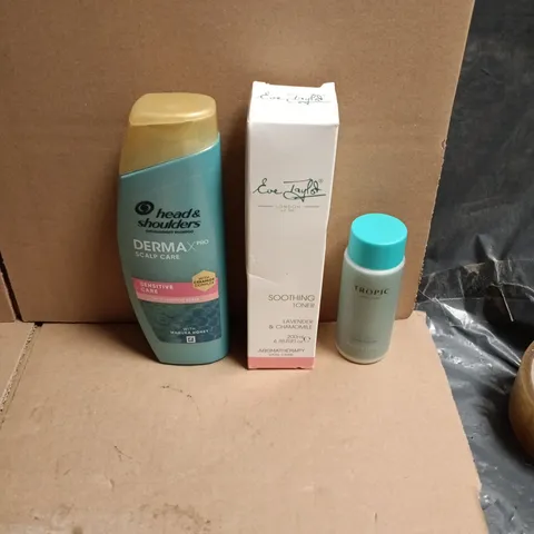 APPROXIMATEY 20 ASSORTED HEALTH AND BEAUTY PRODUCTS TO INCLUDE EVE TAYLOR SOOTHING TONER, HEAD & SHOULDERS DERMA X PRO SHAMPOO WITH MANUKA HONEY, TROPIC FOOT SOAK ETC 