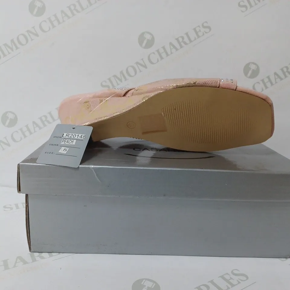 BOXED PAIR OF CASANDRA SANDALS IN PEACH SIZE 5 