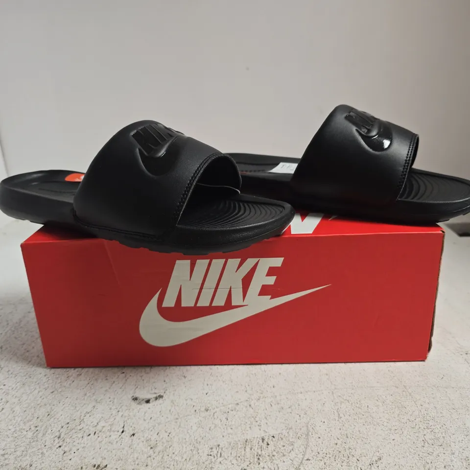 BOXED PAIR OF NIKE VICTORI ONE SLIDERS IN BLACK SIZE UK 8