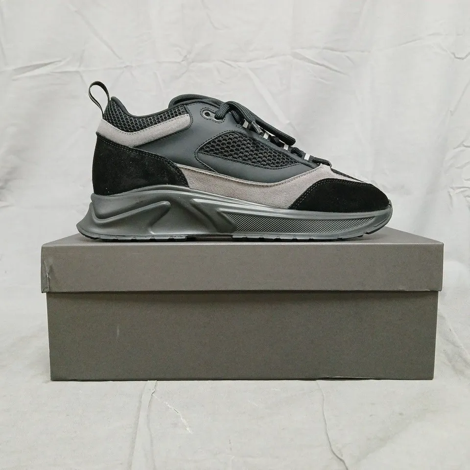 BOXED PAIR OF CLEENS ESSENTIAL RUNNER EVO TRAINERS IN OBSIDIAN SIZE UK 9