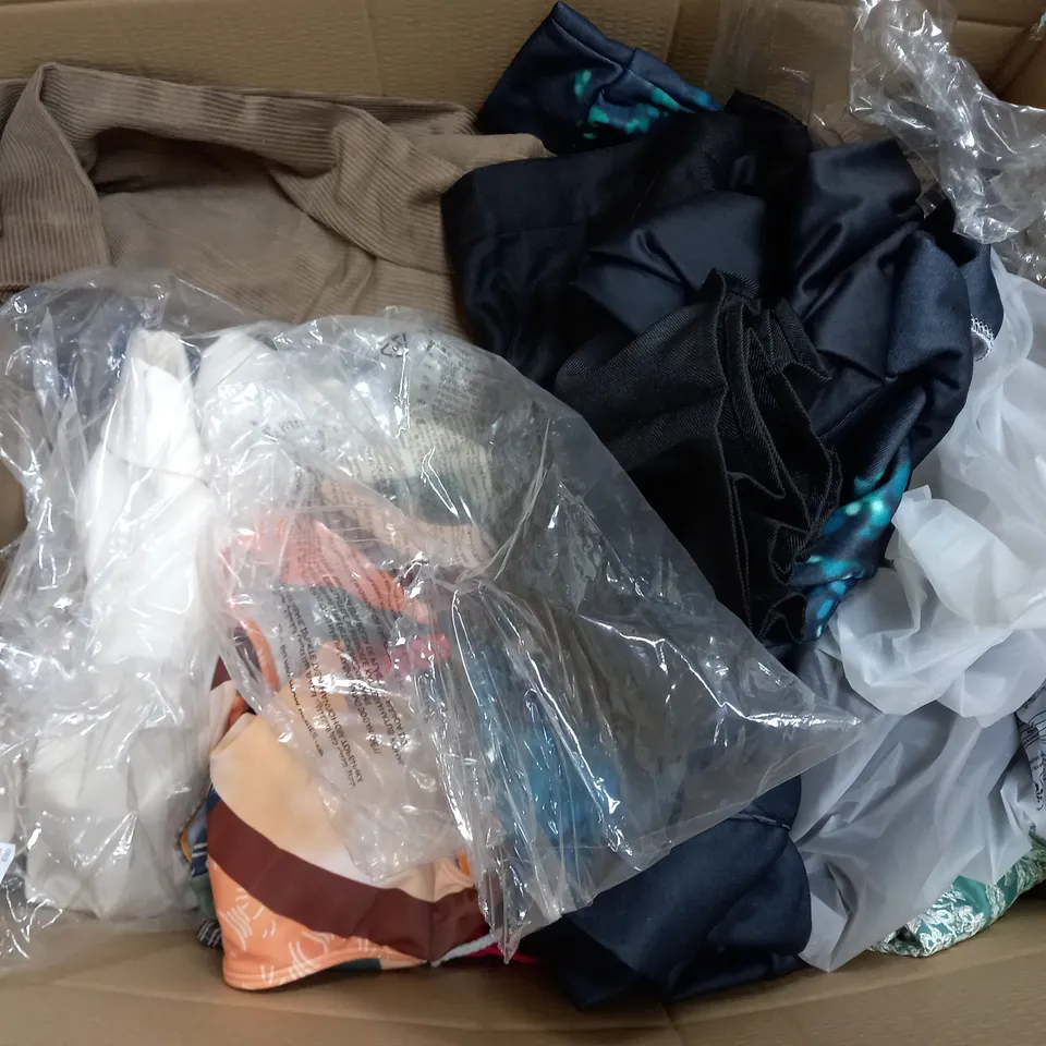 BOX OF APPROXIMATELY 22 ASSORTED CLOTHING ITEMS TO INCUDE - BAG , JEANS , JACKET ETC