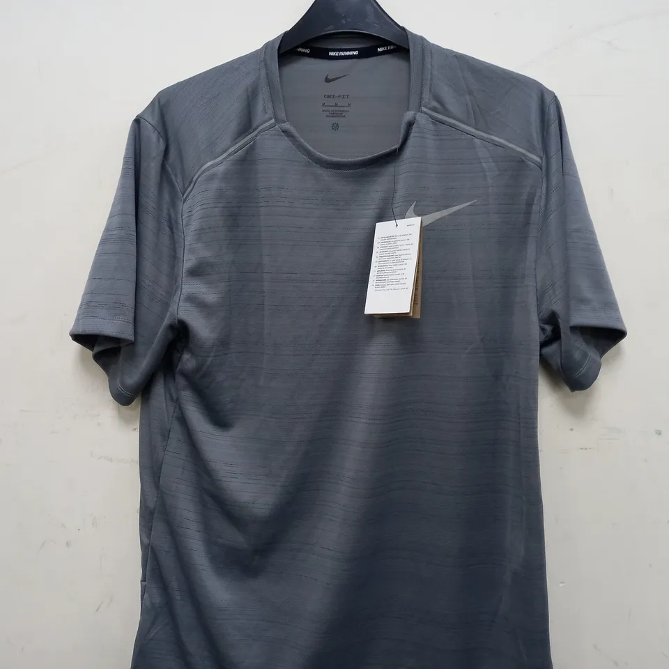 NIKE RUNNING TOP IN SILVER GREY - MEDIUM