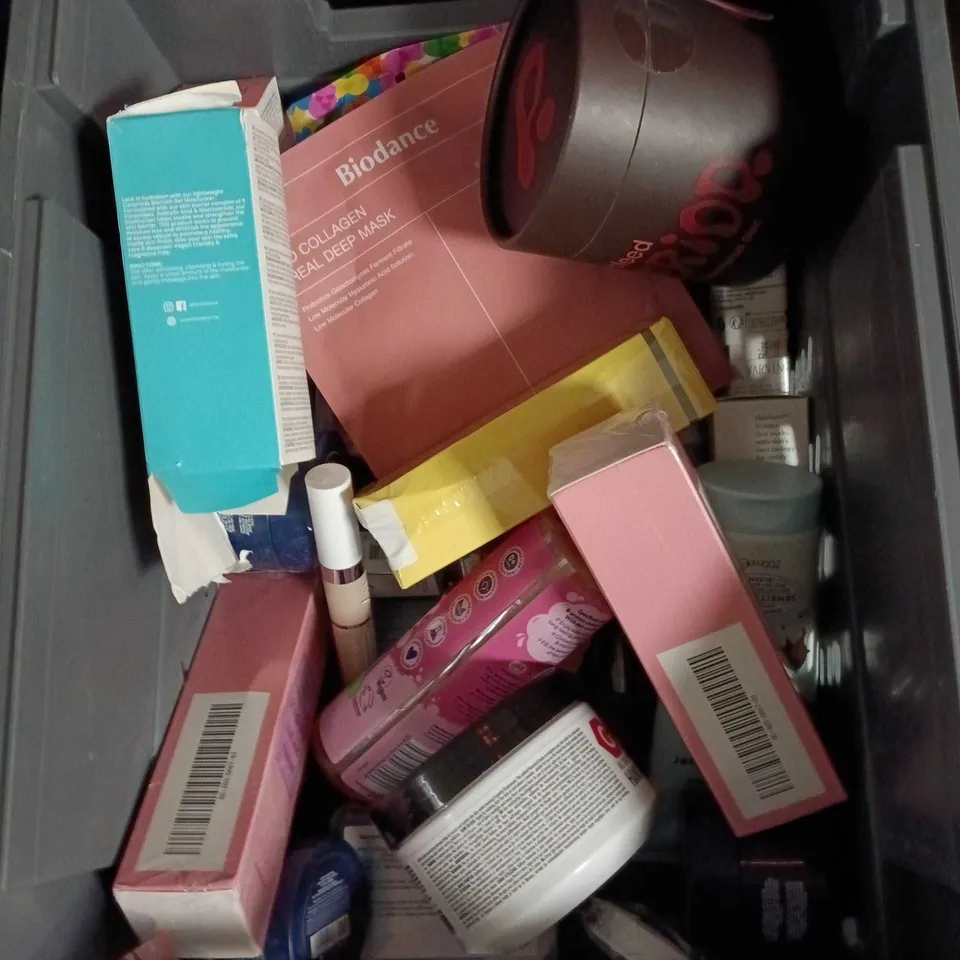 APPROXIMATEY 20 ASSORTED HEALTH AND BEAUTY PRODUCTS TO INCLUDE - SIMPLE CREAM CLEANSER - CHILD'S FARM BATH SOAK AND PANOXYL ACNE CREAMY WASH