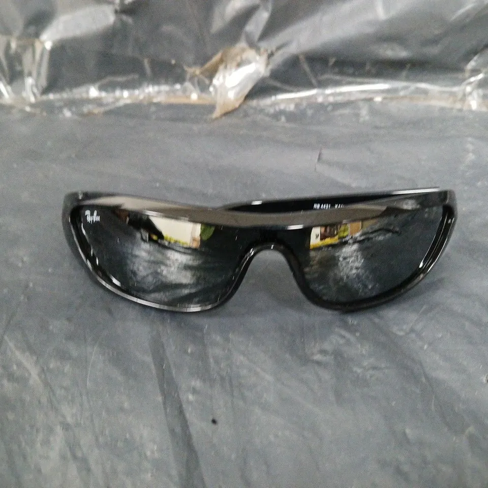 BOXED RAY-BAN RECTANGLE SUNGLASSES