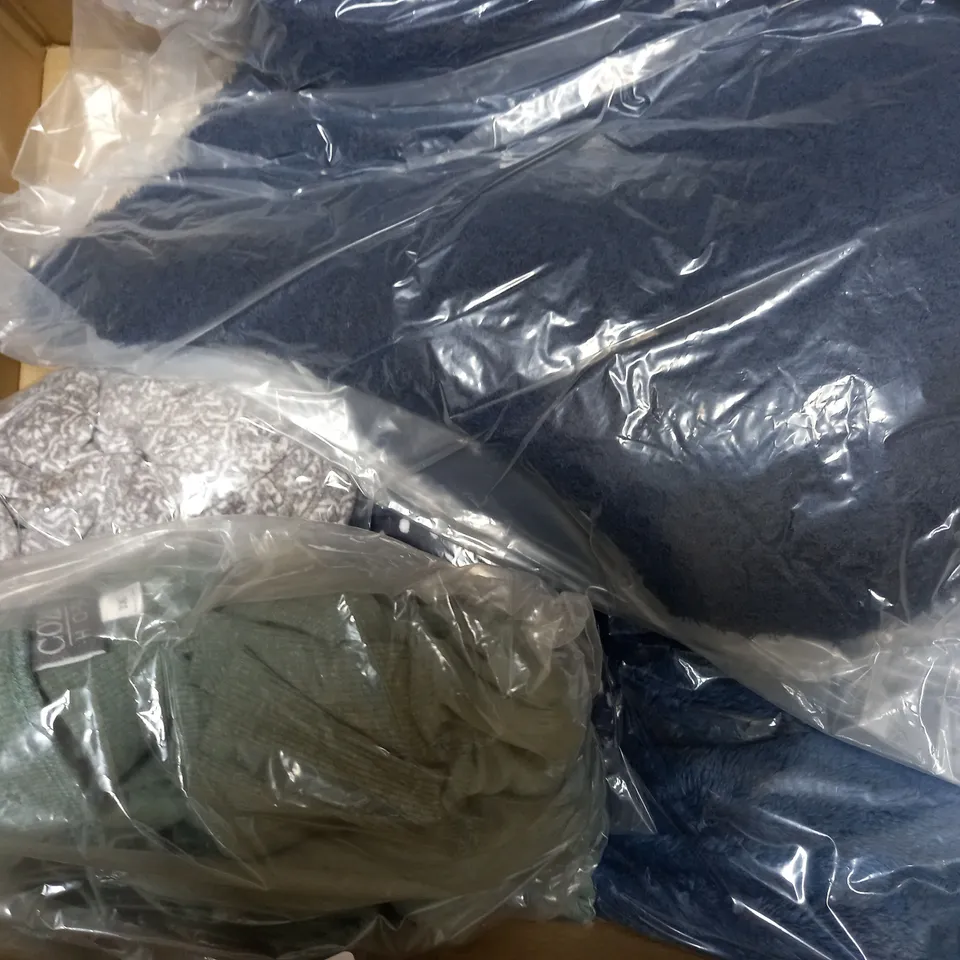 APPROXIMATELY 10 ASSORTED ITEMS OF HOME CLOTHING TO INCLUDE ROBE IN NAVY SIZE M, HOODED LOUNGER IN NAVY SIZE L/XL, OVERSIZED HOODED COATIGAN