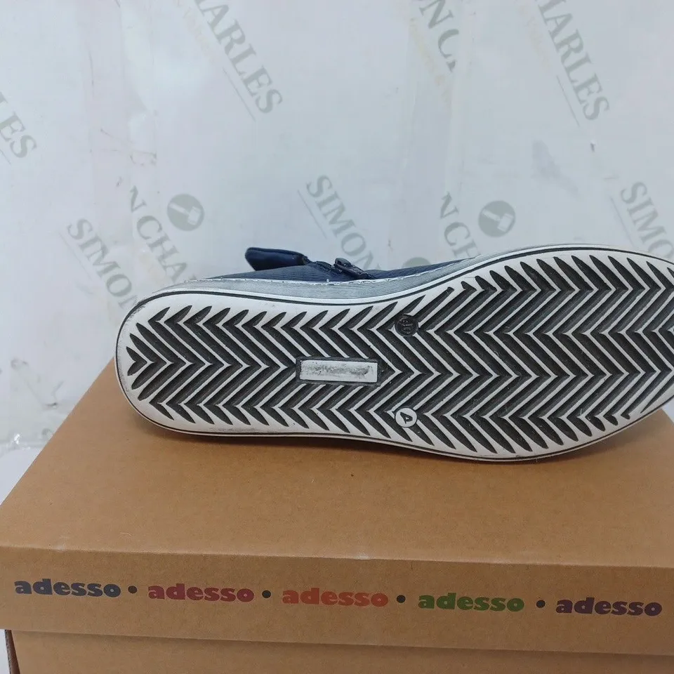 BOXED PAIR OF ADESSO BOOTS IN NAVY BLUE SIZE 7