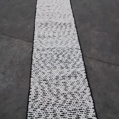 QUALITY DESIGNER AREA RUG - APPROXIMATELY 235X62CM