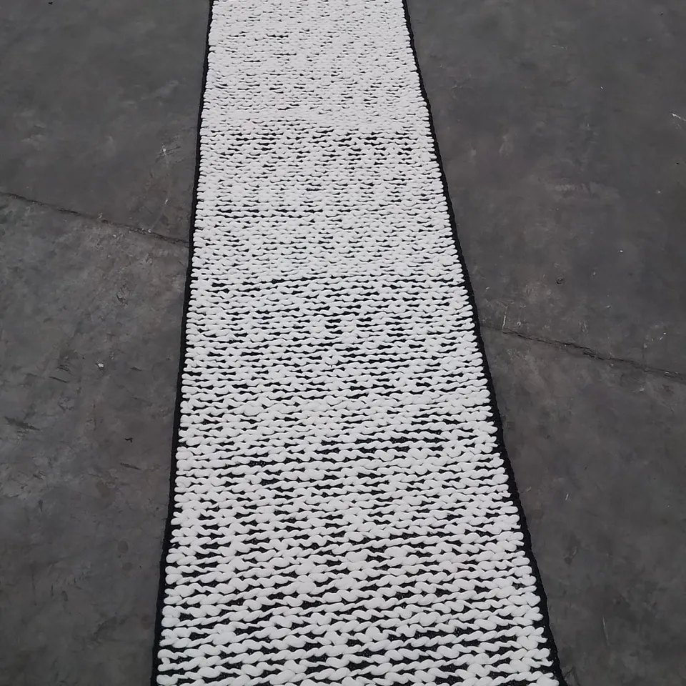 QUALITY DESIGNER AREA RUG - APPROXIMATELY 235X62CM