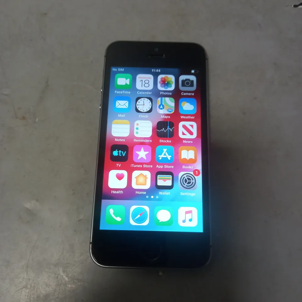 APPLE IPHONE 5S IN BLACK/SILVER