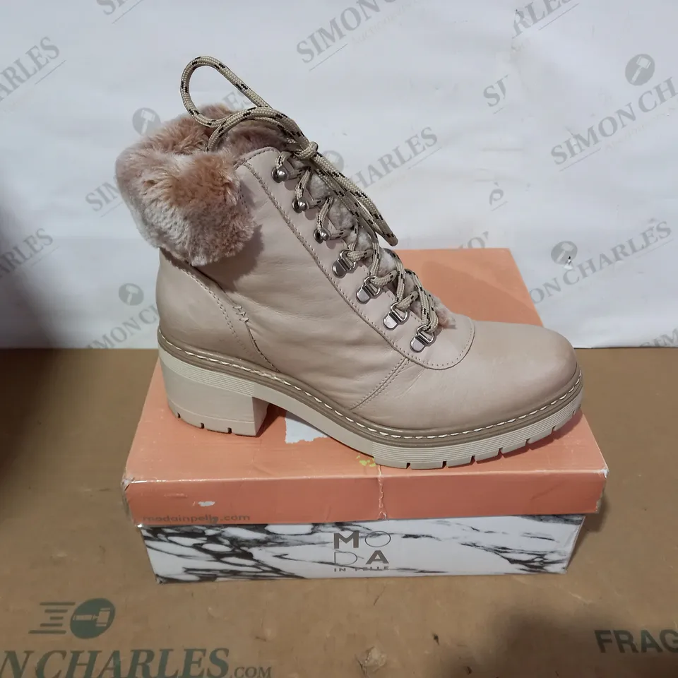 BOXED PAIR OF MODA IN PELLE BOOTS- SIZE 41