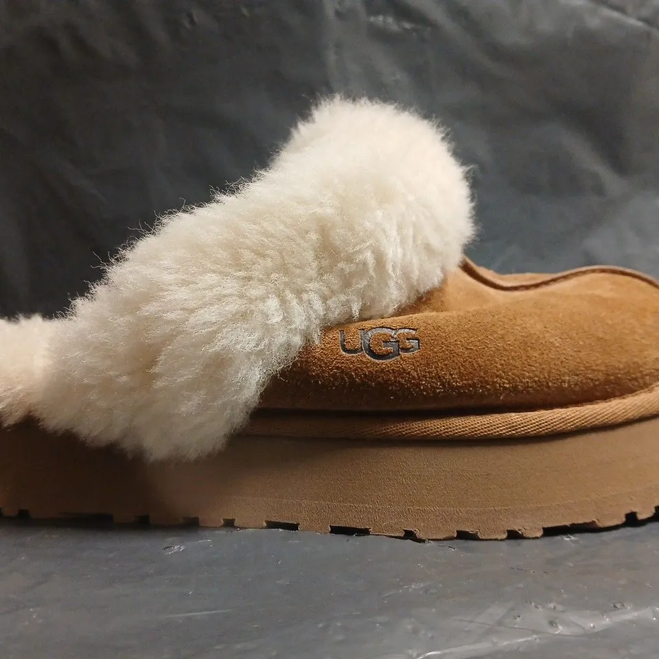 BOXED PAIR OF UGG FAUX FUR LINED SHOES IN TAN SIZE UK 6