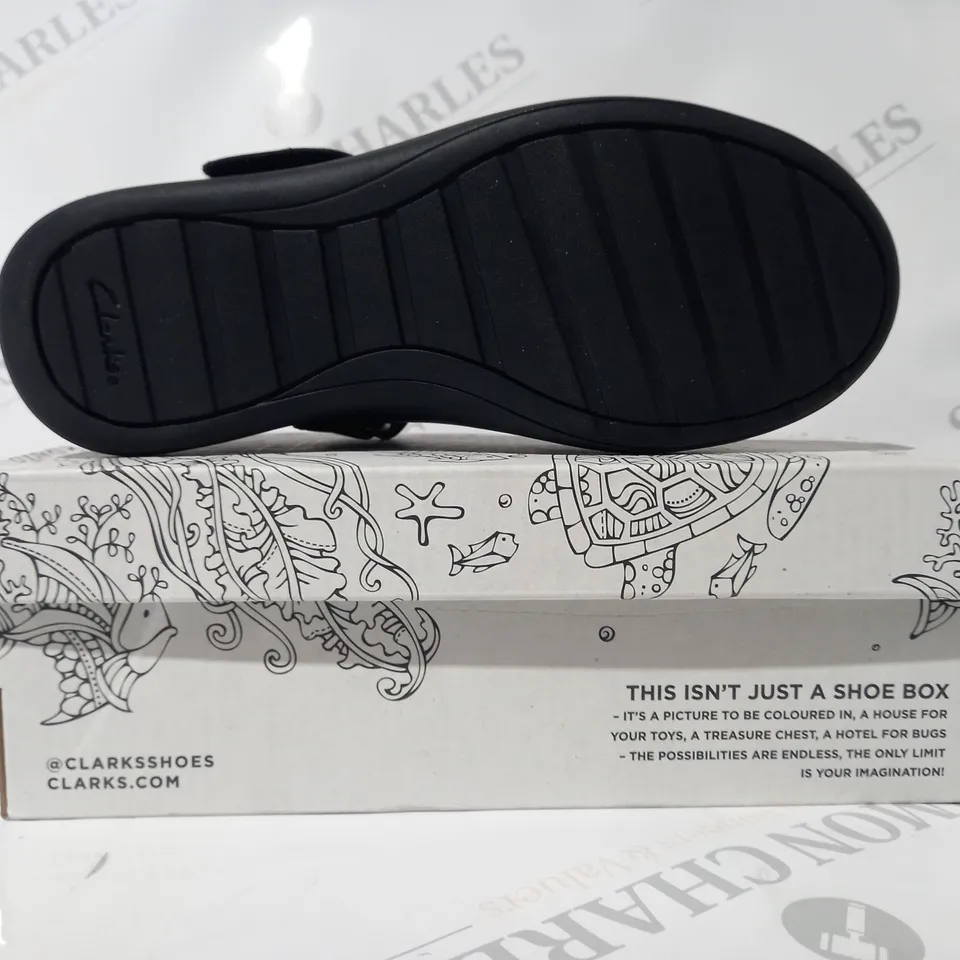 BOXED PAIR OF CLARKS ETCH BEAM KIDS SHOES IN BLACK UK SIZE 13.5