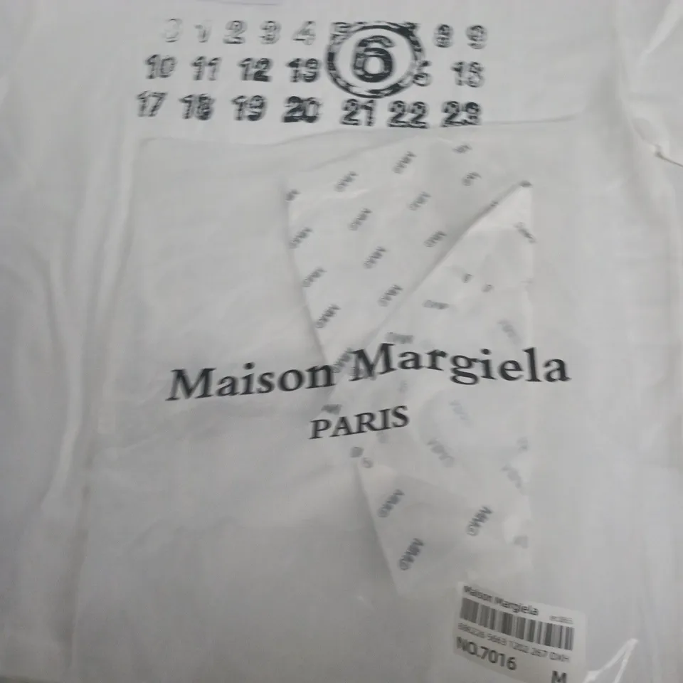 MAISON MARGIELA WHITE T-SHIRT WITH NUMERAL LOGO PRINT – SIZE M