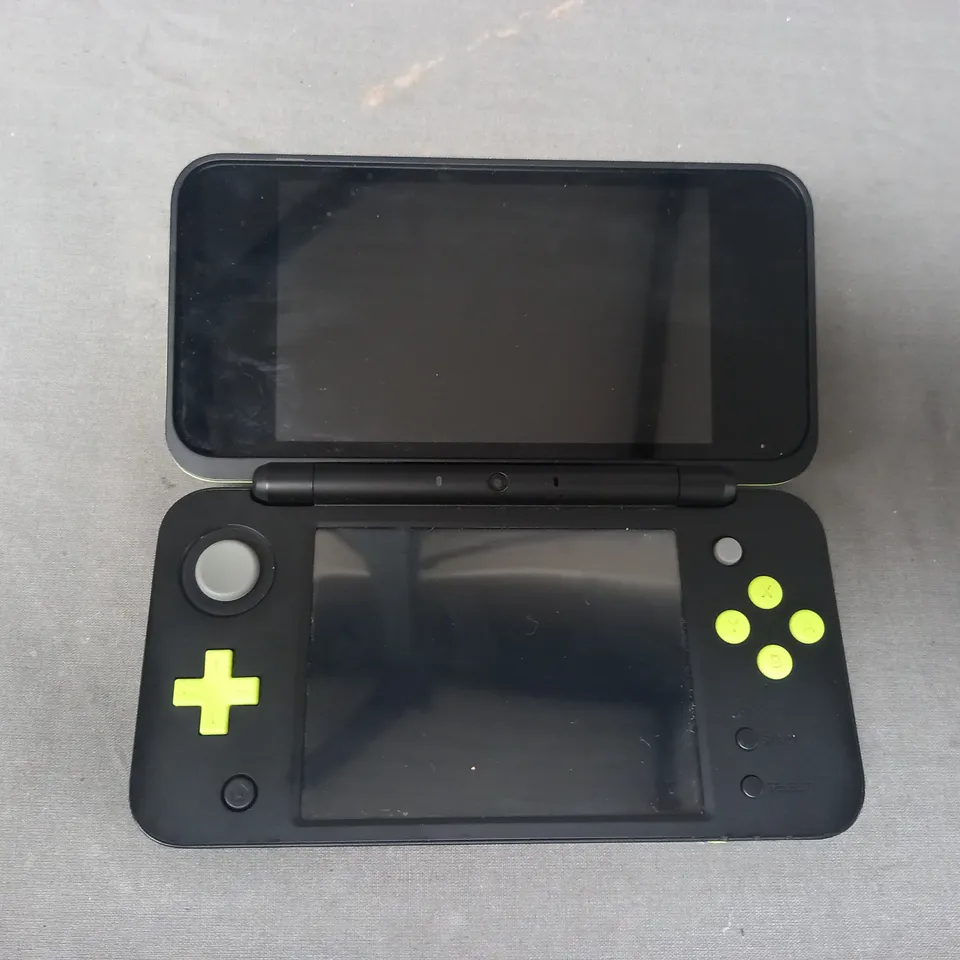 NINTENDO JAN-001 2DS HANDHELD GAMES CONSOLE IN BLACK/LIME W. LEGO STAR WARS GAME AND POKÉMON CASE