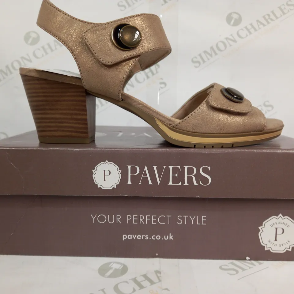 BOXED PAIR OF PAVERS OPEN TOE BLOCK HEEL SANDALS IN METALLIC COLOUR SIZE 8