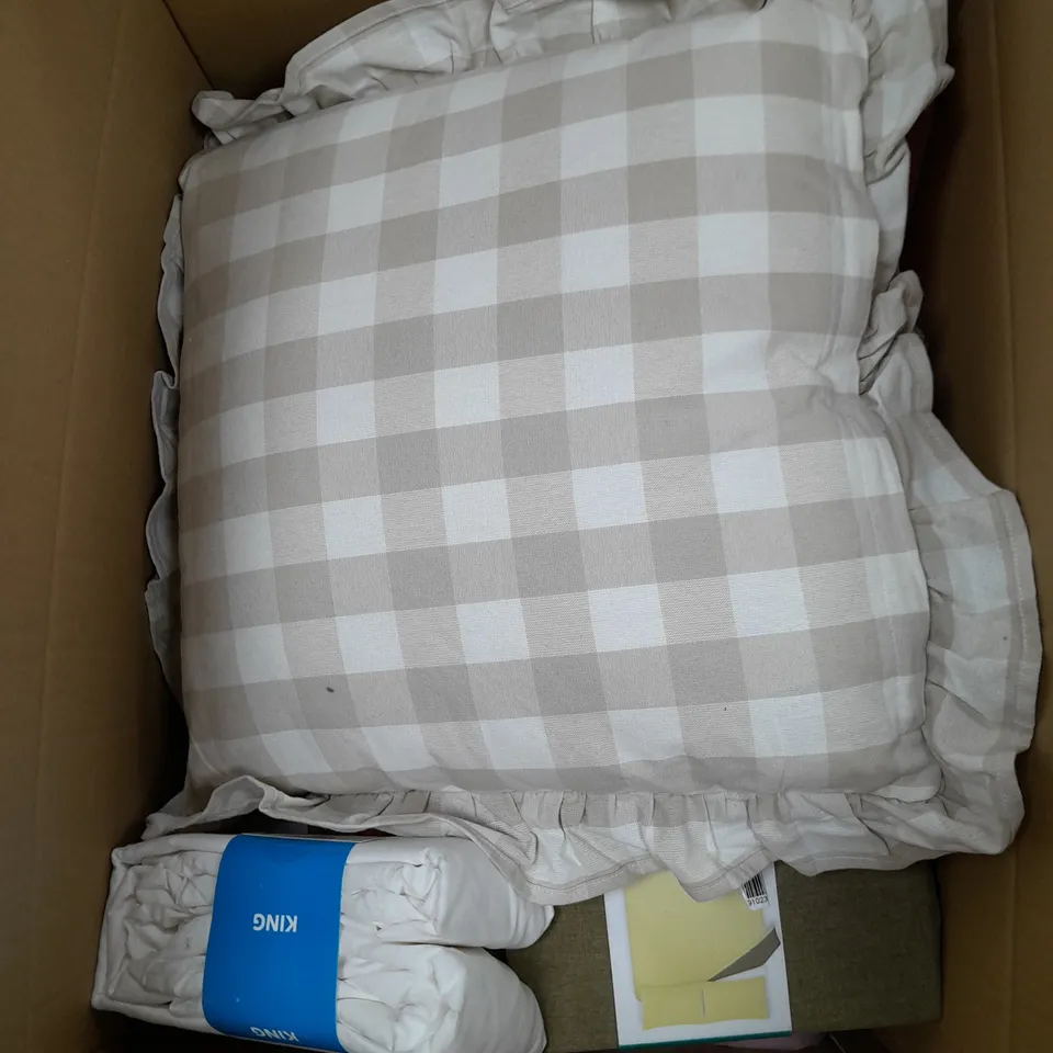 APPROXIMATELY 8 ASSORTED HOUSEHOLD ITEMS TO INCLUDE VARIOUS BEDDING IN VARIOUS SIZES AND STYLES